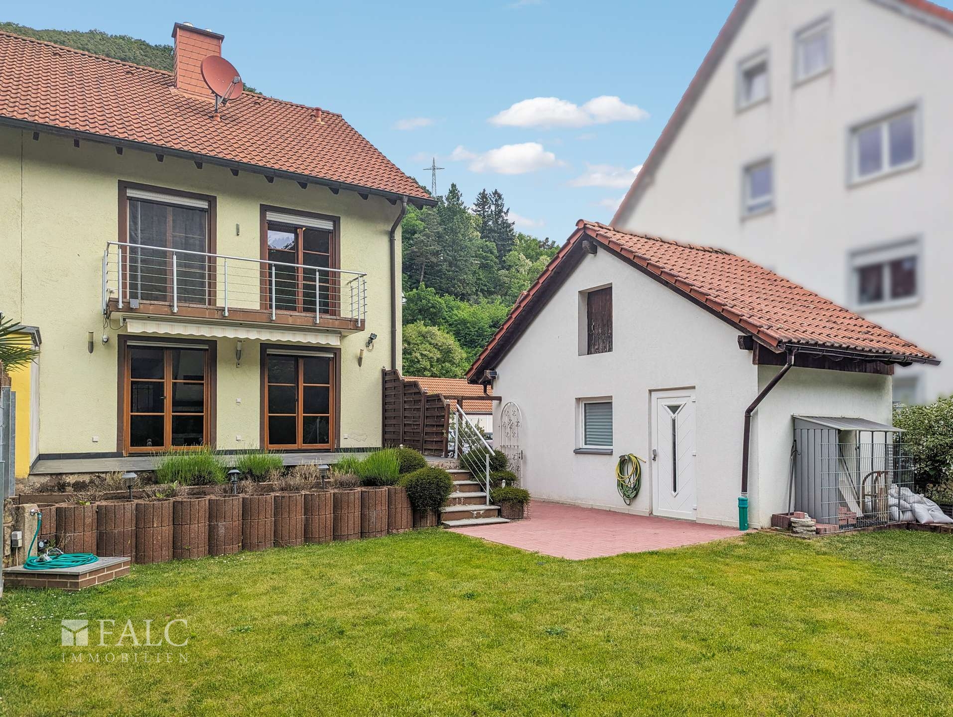 Südansicht mit Terrasse und Balkon